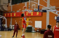 英雄联盟总决赛赛程-青年篮球选手备战比赛，展现实力