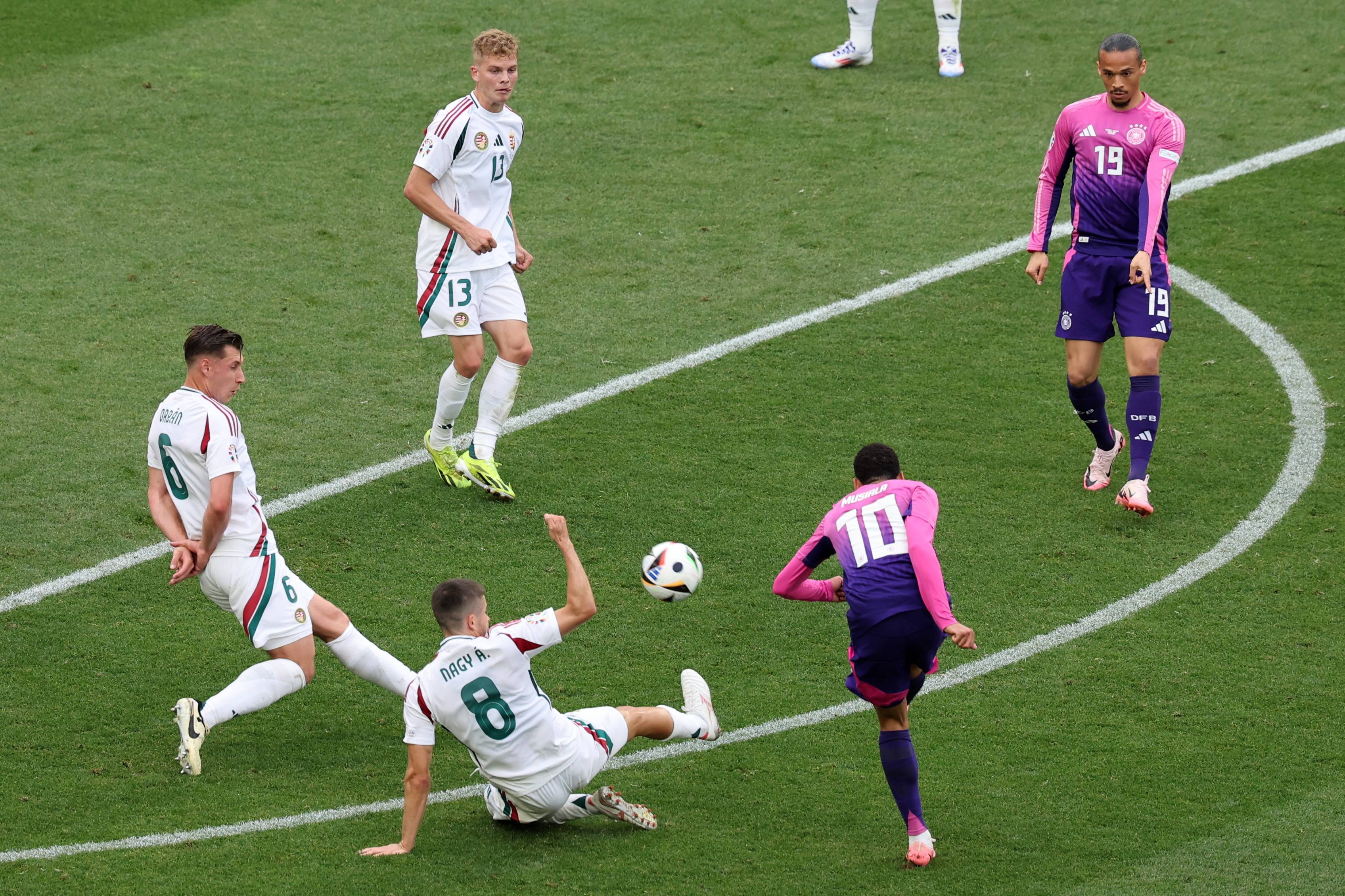 匈牙利队成功晋级欧洲杯预选赛,实力不俗 匈牙利队成功晋级欧洲杯预选赛,实力不俗