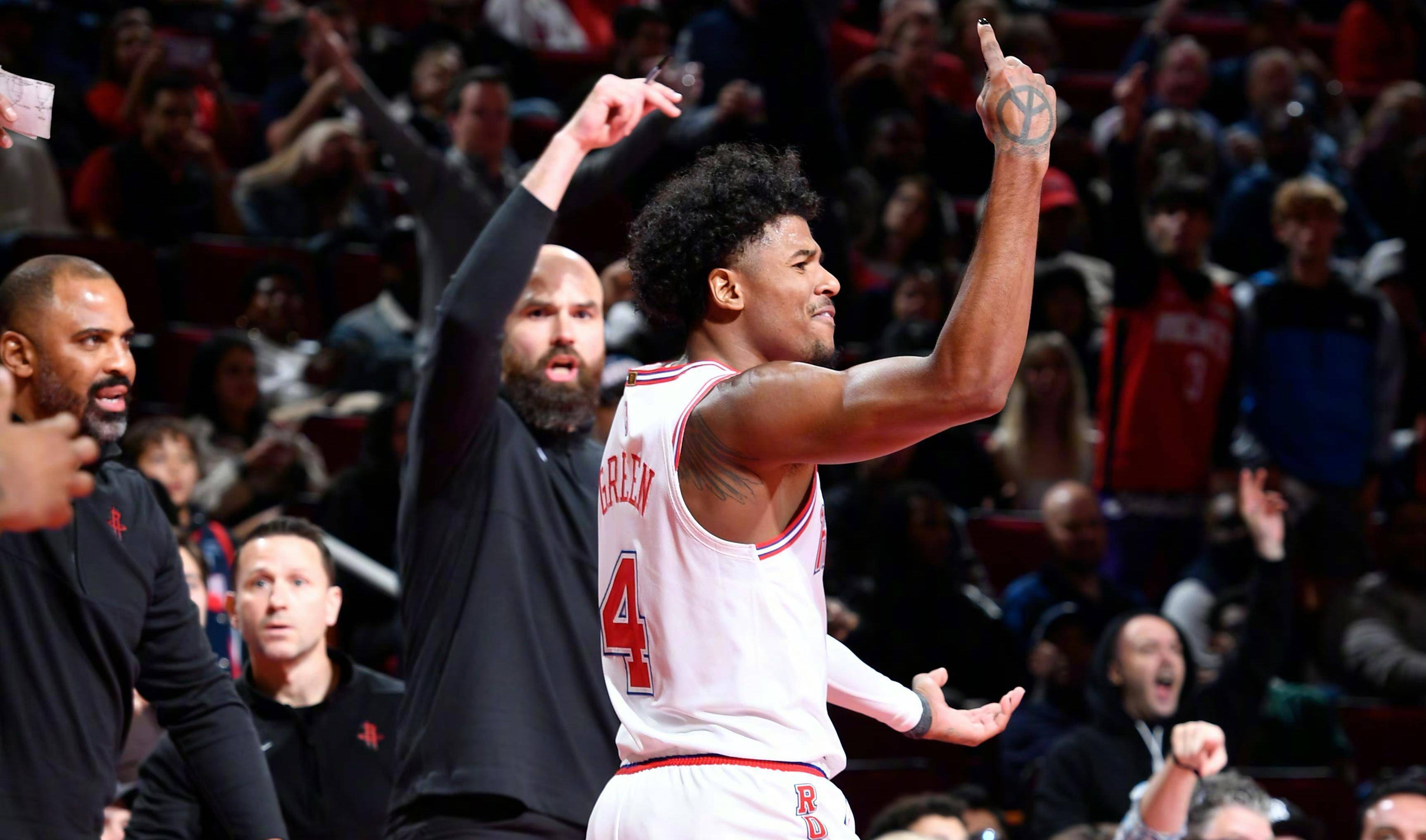 活塞大胜雄鹿，球队士气高涨带来连胜的简单介绍