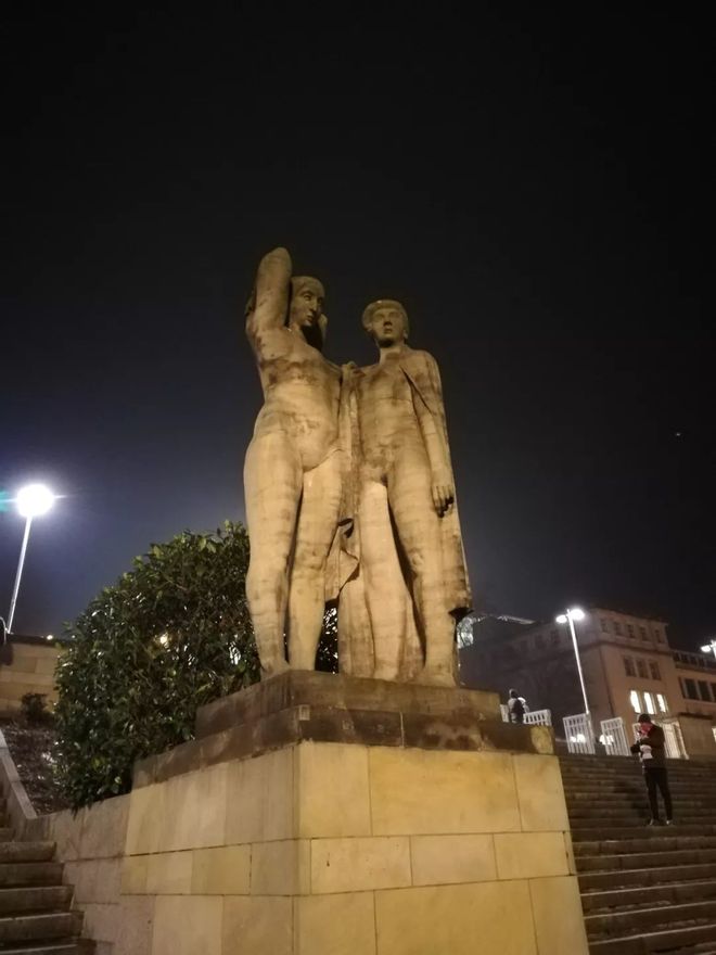 莱比锡红牛表现出色,引发球迷热议 莱比锡红牛表现出色,引发球迷热议