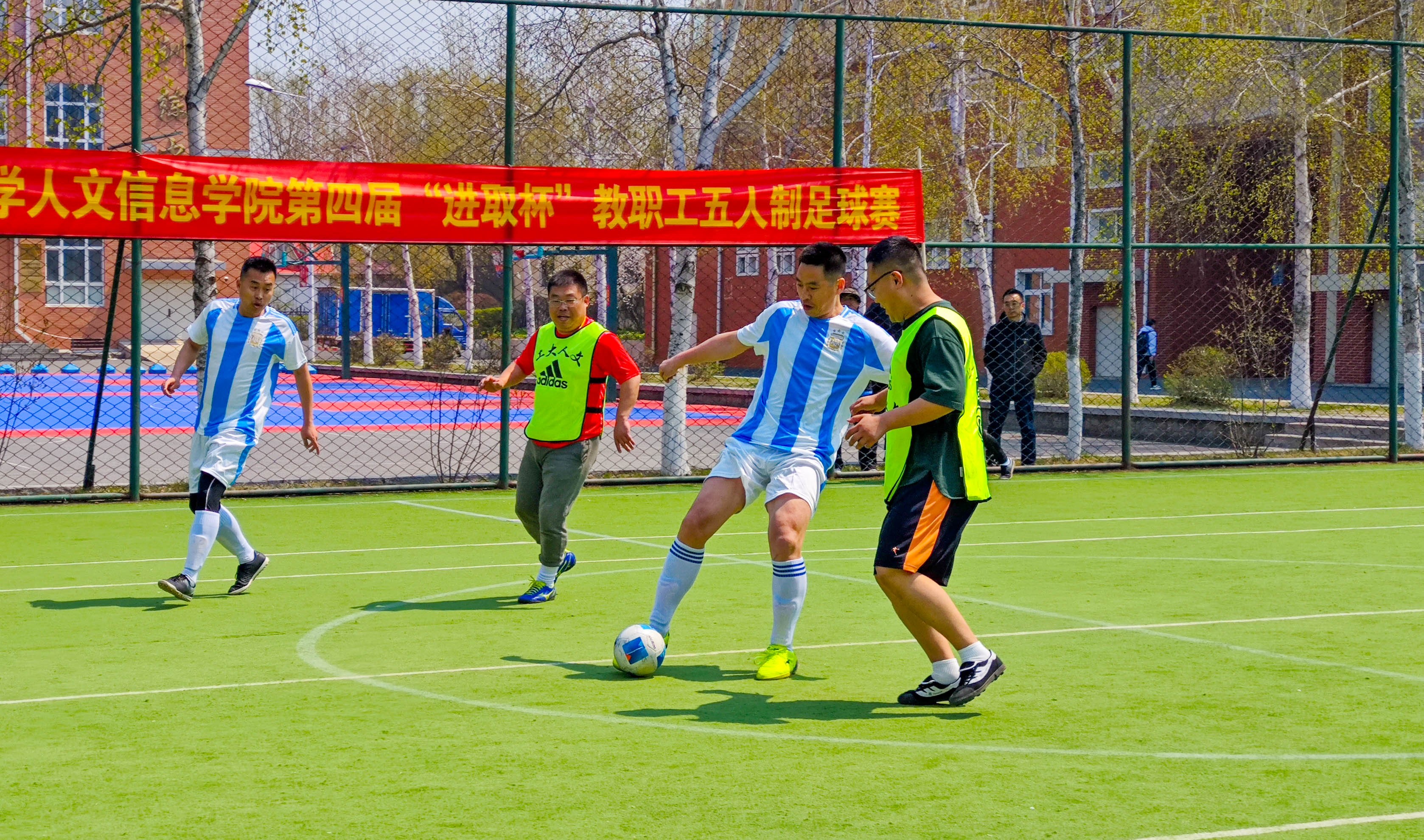 包含足球比赛现场气氛热烈,球员斗志昂扬的词条 包含足球比赛现场气氛热烈,球员斗志昂扬的词条