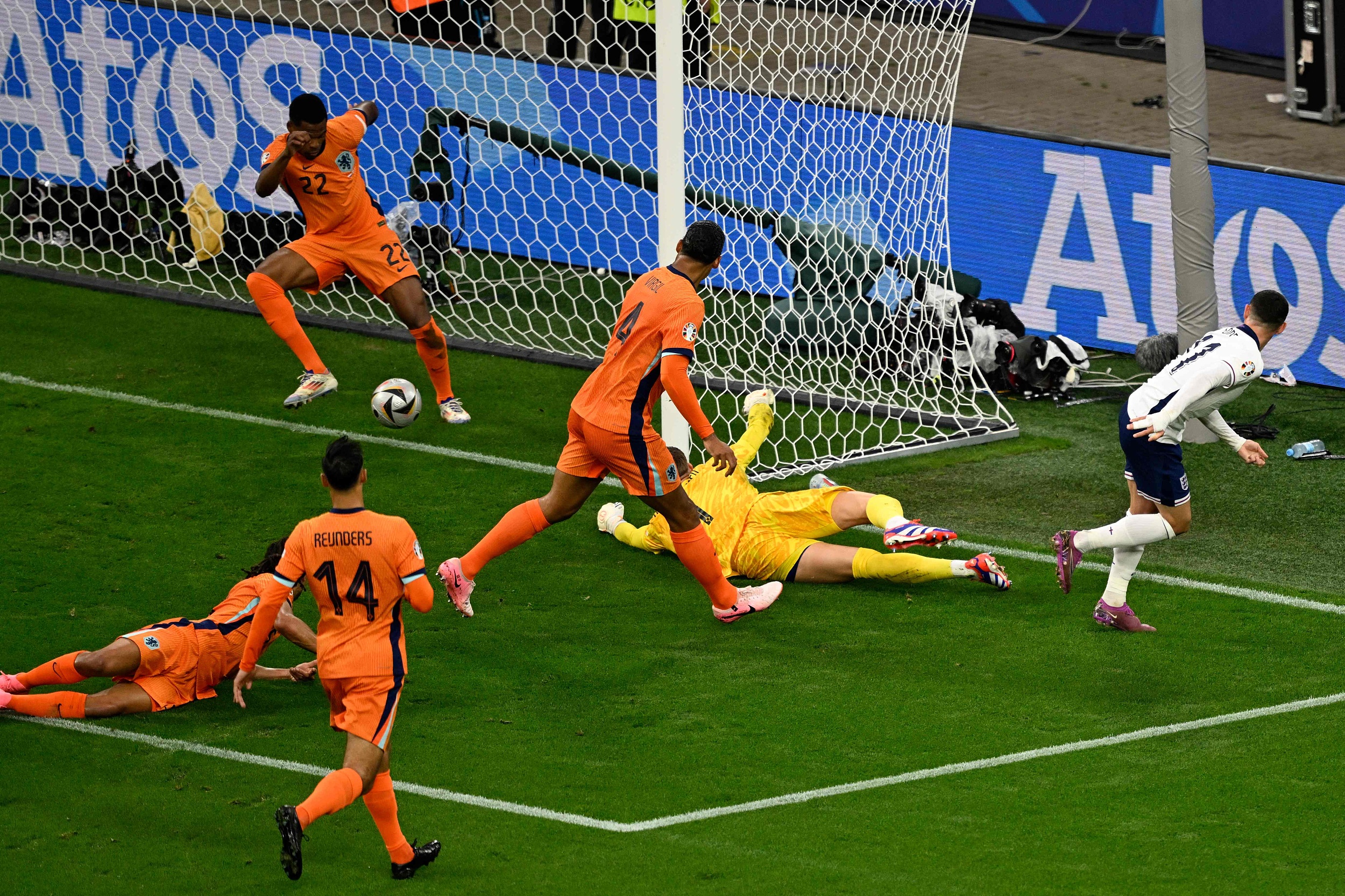 英格兰队在激烈比赛过后成功晋级决赛