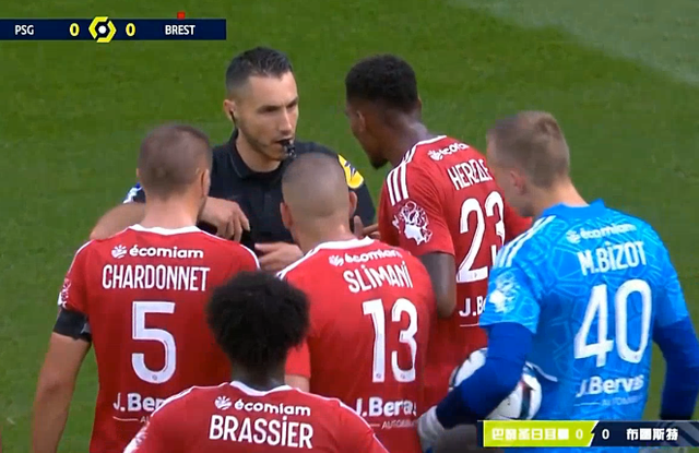 法甲赛场爆发冲突，裁判须介入处理