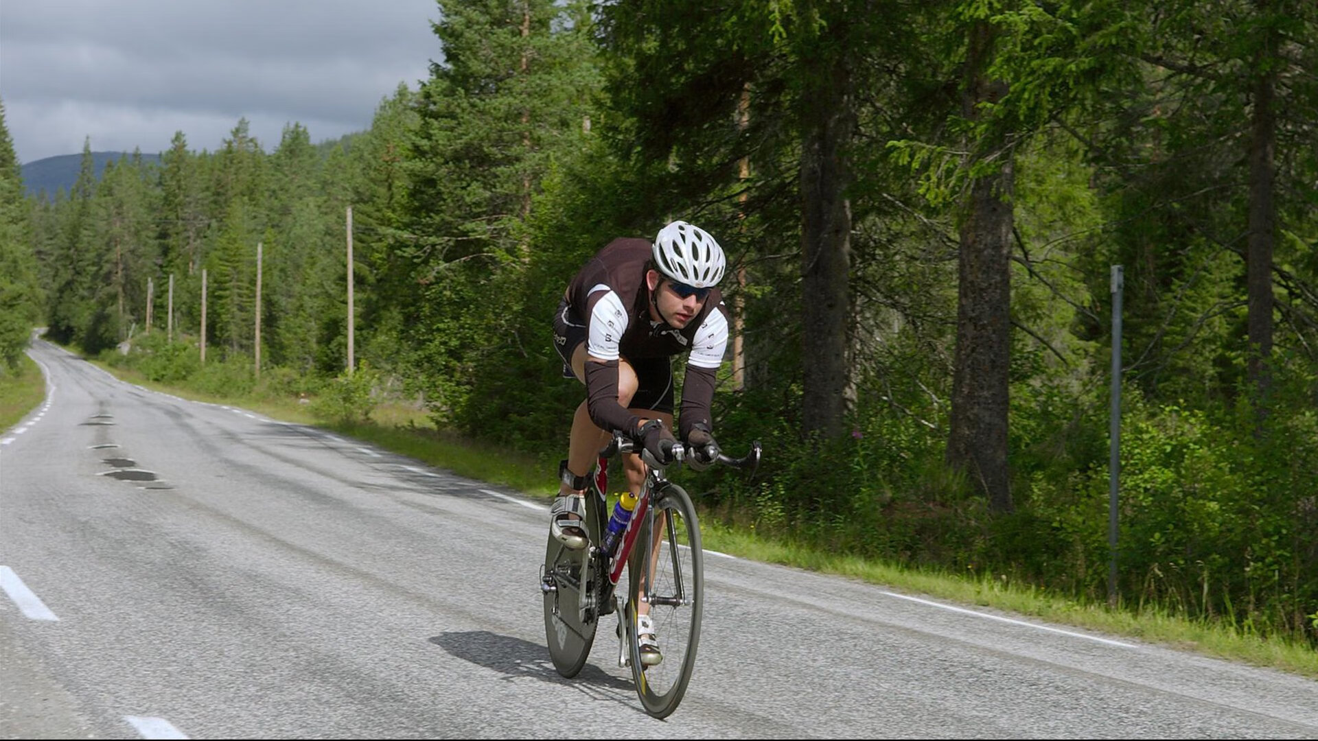 绿茵双城记，国家德比的烈焰与威尔士冰封巴黎的寒霜