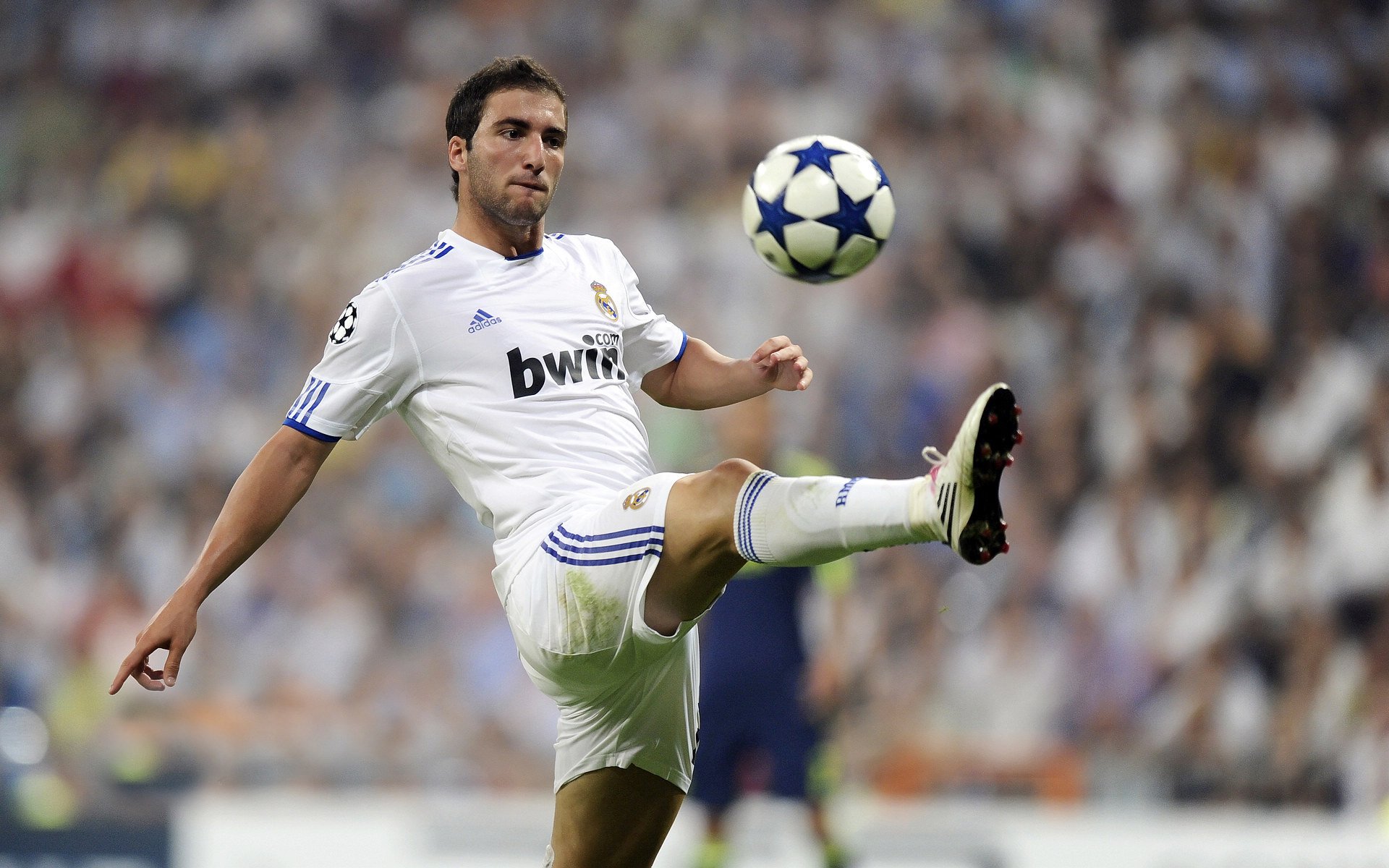 平行时空的轰鸣，当F1引擎遇见足球心脏